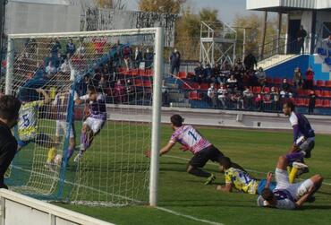 Santano se dispone a anotar el gol de la victoria. Foto Luis Barra