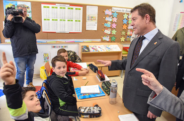 Emiliano García Page en aula de colegio 1