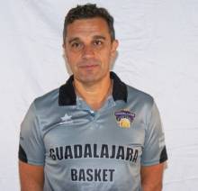 Sendón entrenador de Lujisa Baskt no termina de dar con la tecla ganadora del equipo Foto GUBasketDXTenGuada