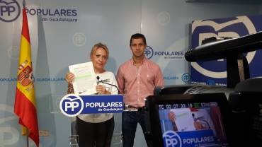Los concejales del PP de Azuqueca Aure Hormaechea y Javier Martín denuncian en rueda de prensa irregularidades con la plaza de toros