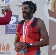 Atletismo Maratón Sergio Tejero en el podium 1