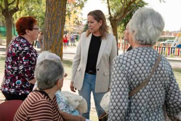 Olga Villanueva Vicepresidenta segunda de la Diputacion junto a mujeres