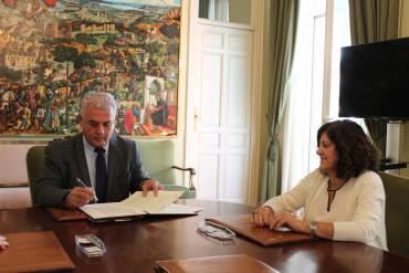 Firma convenio JLVega-Mª Soledad García