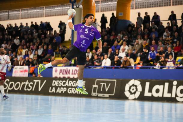 Panchito Lombardi culminando un contragolpe. Foto Santi Molina