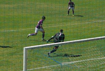Deportivo GU  - Cacereño Deportivo GU  - Cacereño Clara oportunidad de gol del Deportivo en el segundo tiempo.  Foto Luis Barra.
