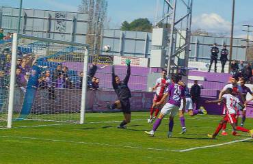 Deportivo GU  - Cacereño Gran ocasión del Deportivo en el primer tiempo que estrelló este cabezazo en el larguero