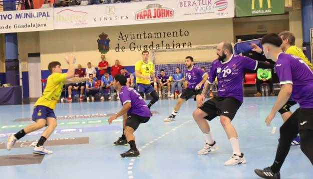 El BM. Guadalajara tras su derrota ante Bidasoa vuelve a ser colista Foto Santi Molina 2 1