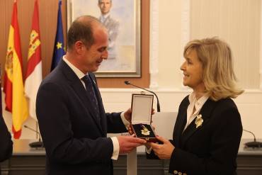 Asociación Contra el Cáncer GU medalla de oro 2