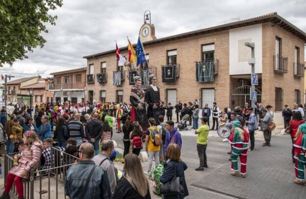 Fiesta del Folclore Provincial Marchamalo gigantes
