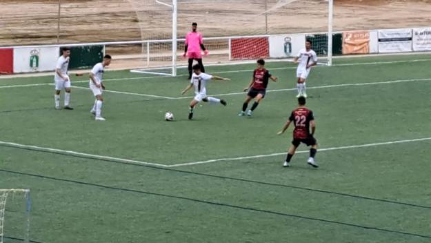 Un mal Cabanillas cae en su campo ante el Villa Foto Nora Roldán