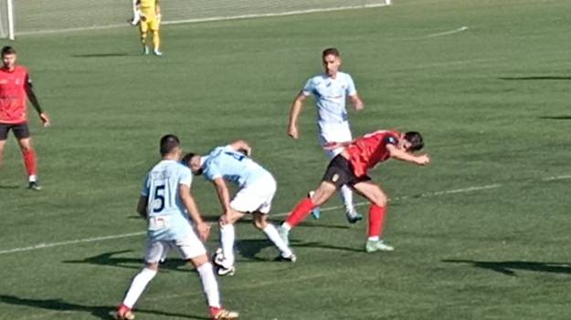 El Alovera en un mal partido cae derrotado ante el Villa Foto Luis Blasco
