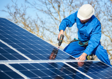 trabajadores poniendo placas solares