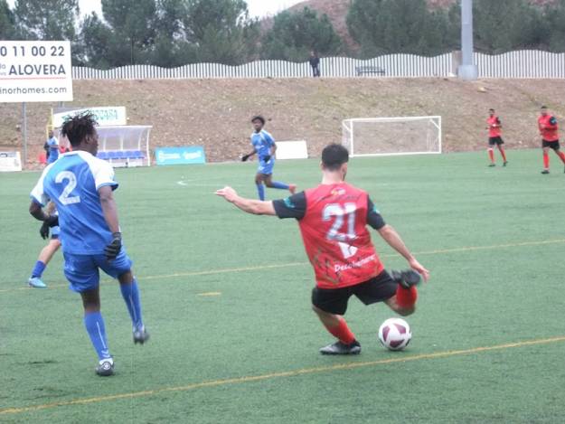 Capi contó con la última ocasión del Alovera en el empate 0-0 ante el Madridejos Foto Luis Blasco