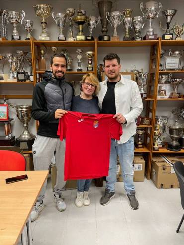 La presidenta del Alovera posa junto a Sergio Blas y Ángel Sanz