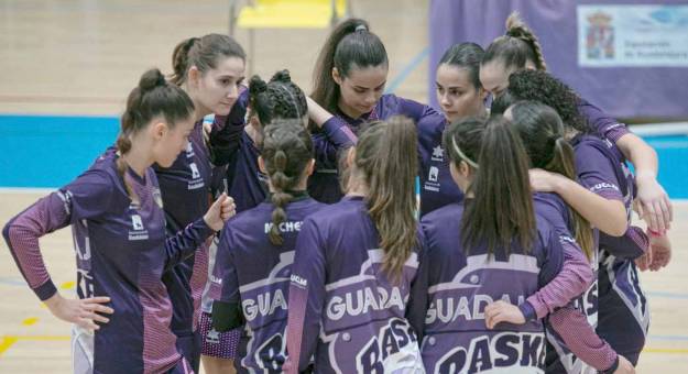 Las jugadoras de Ferial Plaza celebran el triunfo ante C.B. Criptana 1