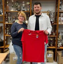 Ángel Sanz tras estampar su firma con el Alovera posa con la presidenta Esther Taravillo 1