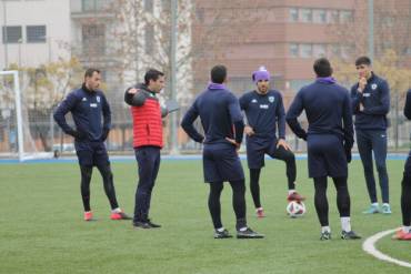 Gonzalo Ónega dirigiendo un entrenamiento del C.D. Guadalajara 1