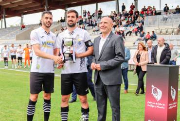 Pablo Burillo Presidente de la Federacion Castellano-Manchega hace entrega al Conqunse del título de liga con anterioridad al partido contra el Azuqueca Foto Afonso Fernández 1