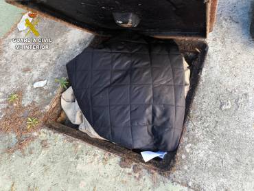 ropa escondida en alcantarilla