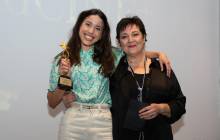 Clara Navarro con Lola Teba entrega de premio  esparraguera photographer 