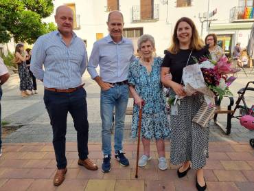 Homenaje en la plaza de Pareja a Julia Lerín Ortiz que ha cumplido 100 años rodeada de su familia
