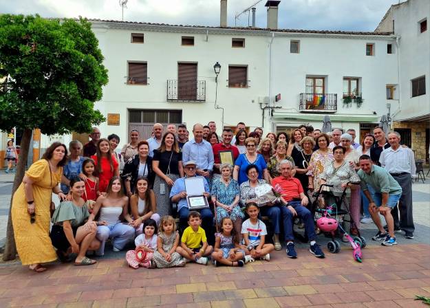 Homenaje en la plaza de Pareja a Julia Lerín Ortiz que ha cumplido 100 años rodeada de su familia 3