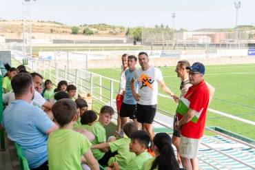 Juan Carlos Martín charlando con los alumnos del campus de verano de Marchamalo 1