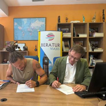 Finalmente con suspense Chiuffa renueva con el BM. Guadalajara. En la foto el momento de la firma junto al presidente del club morado Alejandro Ortiz