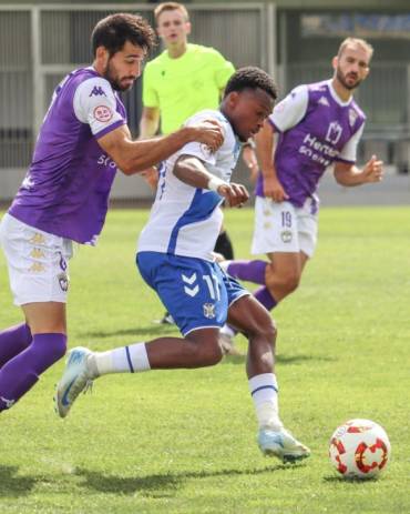 Alassan jugador del Tenerife B flanqueado por Cañizo y DaríoFoto CdtCantera