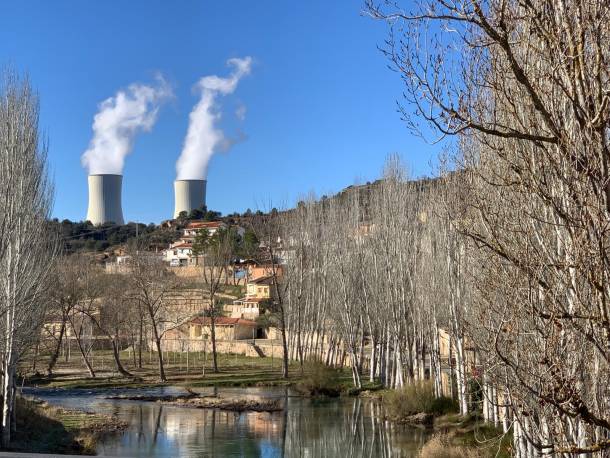 El Tajo a su paso por Trillo con la central nuclear al fondo/ Archivo