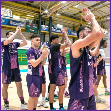 Los jugadores de Lujisa Guadalajara agradecen al público su apoyo en la victoria ante CB. Alcalá Foto Santi Molina-DXTenGuada