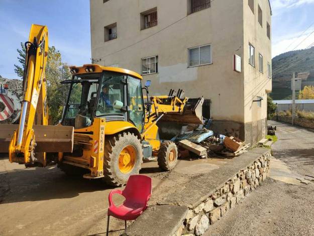 Villel de Mesa inundación 1-NOV 25 excavadora