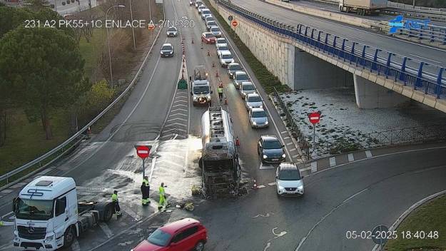 INCENDIO CAMION - 13 DGT 2 CAMINOS -12