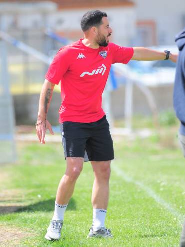 Javier Ablanque entrenador del Guadalajara B se juega título y ascenso en Cebolla.  Foto Luis Polo-Mariano Viejo