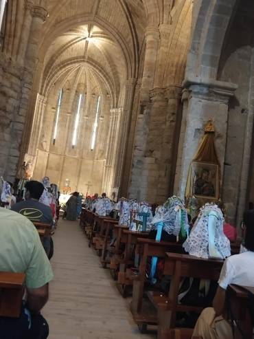 Mayordomas de Alcocer en la iglesia antes de la procesión con la Virgen del Tremedal