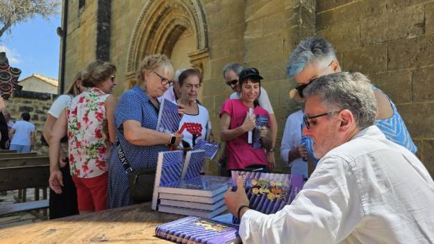 Orea firmando en Alcocer ejemplares de su nueva obra