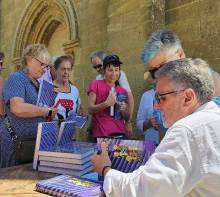 Orea firmando en Alcocer ejemplares de su nueva obra 1