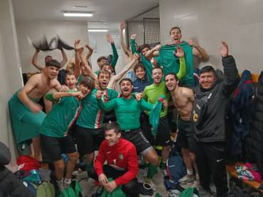 Alegría horchana por el triunfo ante el Hogar con Cristian de la Mata en el centro de la imagen