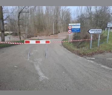 carretera cortada por inundaciones