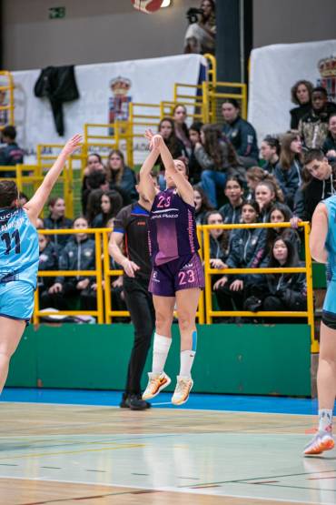 Natalia Moya en un lance del partido ante CB Badajoz que terminó con victoria morada