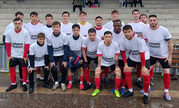 Los jugadorers del Alovera posaron con camisetas de ánimo a su compañero Mario Inés ante del partido ante Santa Cruz 1