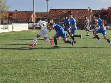 Sergio Pérez del Cabanillas intenta una incursión en el área de la Academia con victoria local 3-1 Foto Nora Roldán