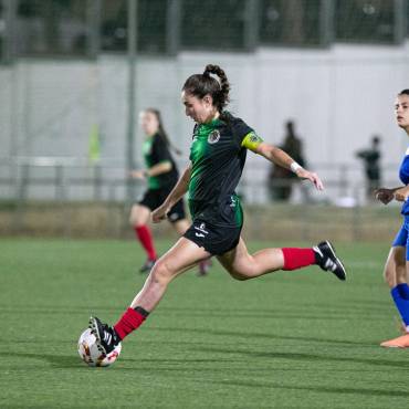 La capitana dinamista Lucía Delgado autora del primer gol de las verdinegras