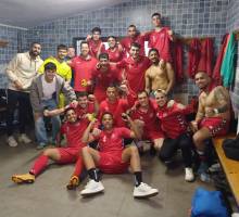 El Fontanar celebrando su victoria ante el Alovera que le mantiene líder en el grupo de ascenso en Segunda Autonómica Foto CR Fontanar 1