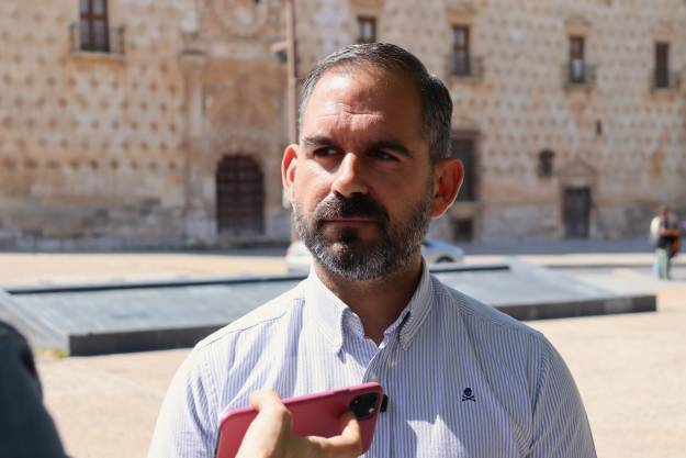 FOTO PP. López Pómeda en la rueda de prensa de esta mañana.130525