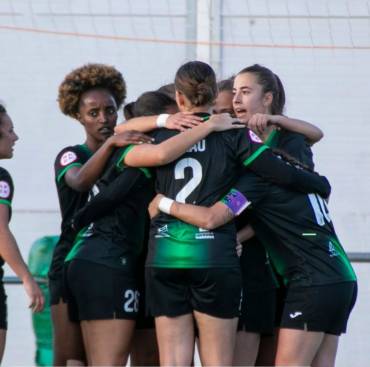 Las jugadoras del Dinamo celebran el gol anotado por Carolina García que les da ventaja en el play-off de ascenso