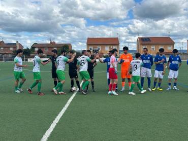 Saludo inicial en el partido entre Yunquera y El Casar al que los visitantes se presentaron con ocho jugadores
