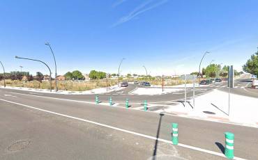 A la Izquierda la parcela vendida junto al empalme de Marchamalo y la rotonda del puente árabe Google Maps