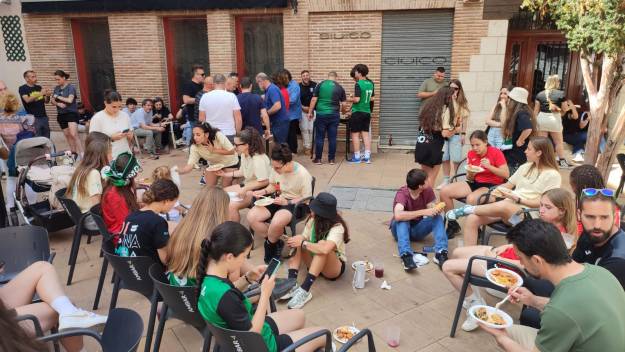 Comida de confraternización del Dinamo para celebrar el hito histórico conseguido