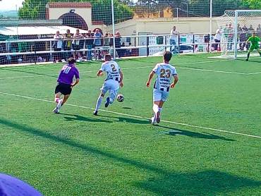 El deportivista Georgi Iliev se interna en el área del Torpedo 66 en un partido que ganó el Guadalajara B y consiguió el ascenso directo a Tercera RFEF Foto Ismael Andrés